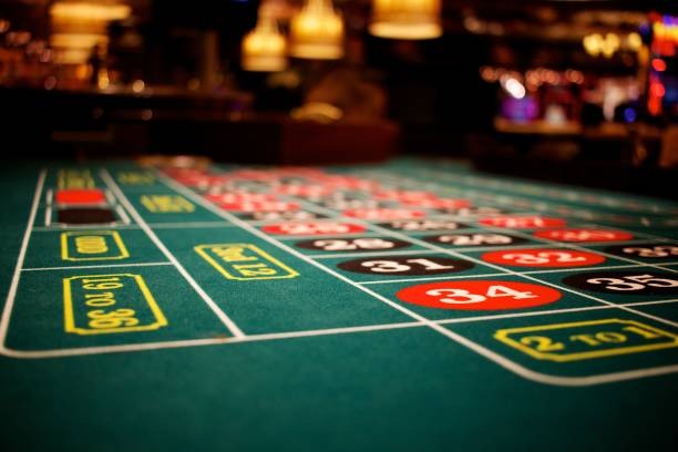 Lightning Roulette live wheel with multiplier display on suria88